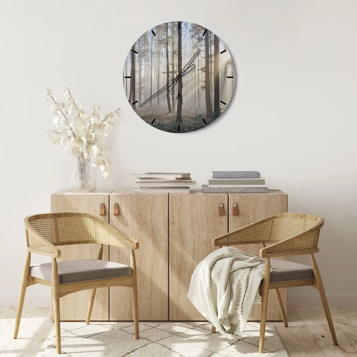 Vægur, Uret - Tåge skinner gennem træerne i skoven - 30x30cm - Tågen er også vågnet op - Moderne vægdekoration til stue, køkken og soveværelse ARTTOR