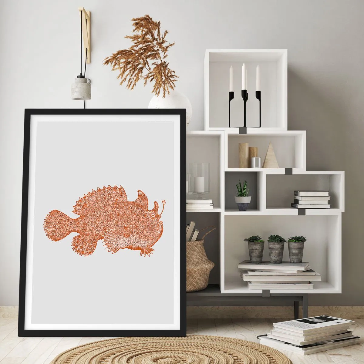 Plakat i sort ramme - Detaljeret illustration af en dybhavsfisk - 50x70cm - Og dog en fisk - Moderne vægdekoration til stue og soveværelse ARTTOR