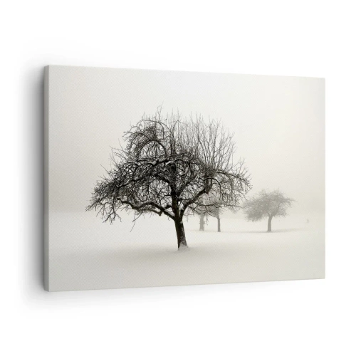 Lærredstryk - Billede på lærred - Træer i en snedækket mark omgivet af tåge - 70x50cm - Vintersøvn - Moderne vægdekoration til stue og soveværelse ARTTOR