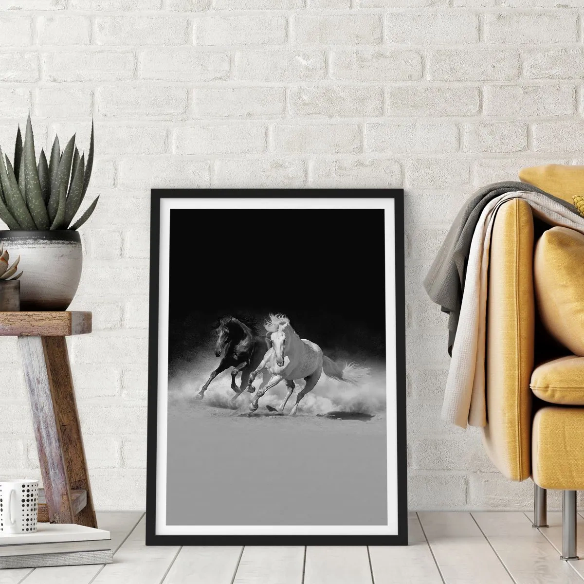 Plakat i sort ramme - Galopperende heste mod en monokromatisk baggrund - 50x70cm - Frihedens galop - Moderne vægdekoration til stue og soveværelse ARTTOR