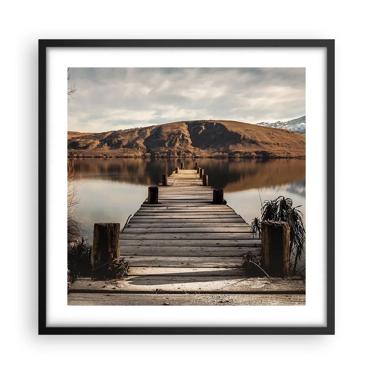 Plakat i sort ramme - Et landskab i stilhed - 50x50 cm