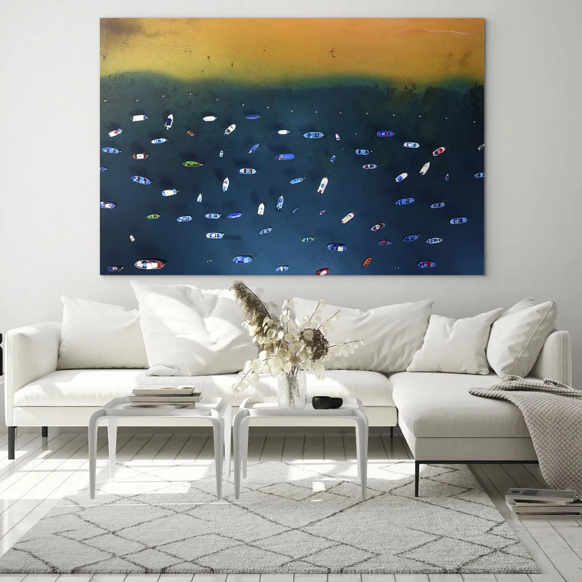 Billede på glas - Både mod baggrund af turkisblåt vand og en gylden kyst - 70x50cm - En ferieleg - Moderne vægdekoration til stue og soveværelse ARTTOR