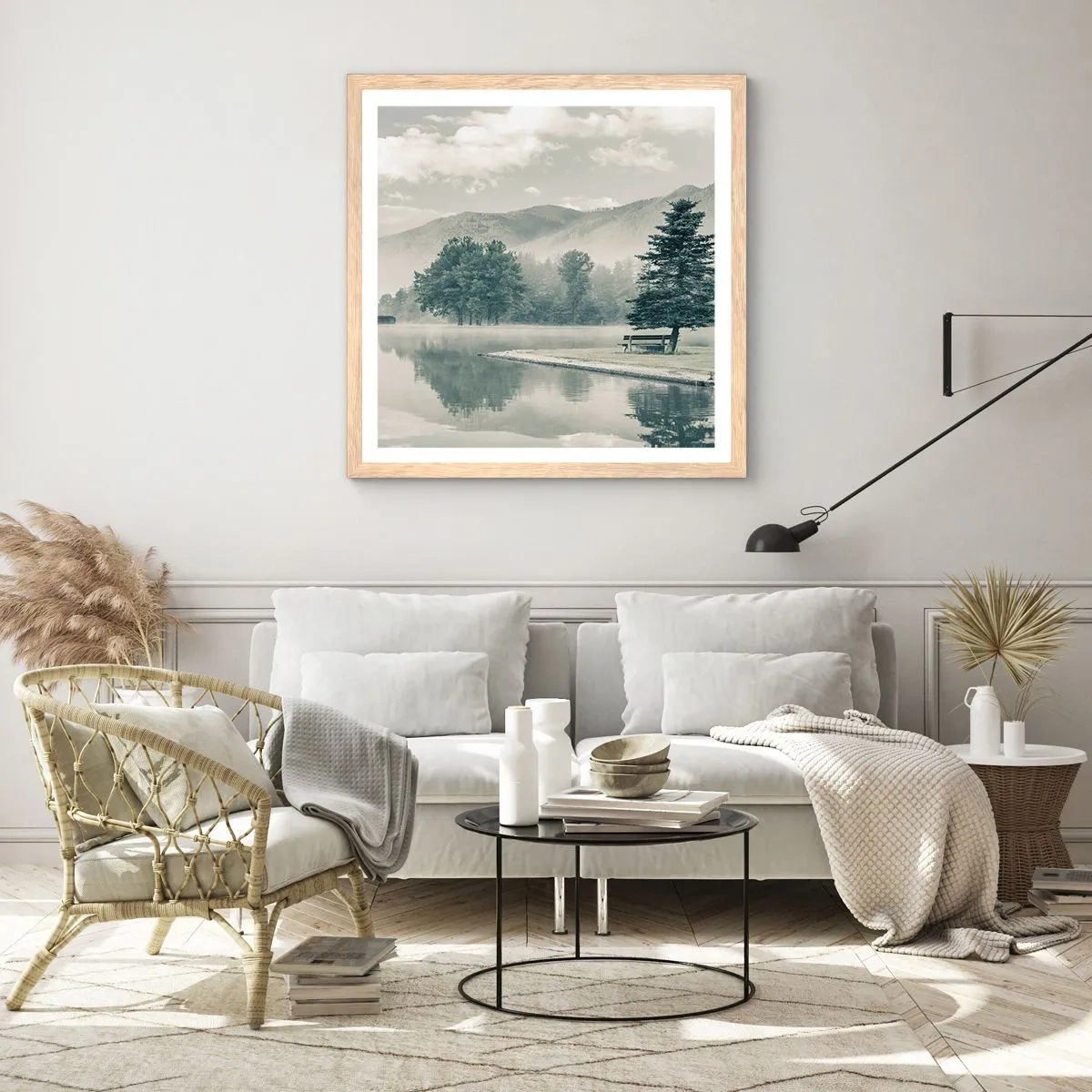 Plakat i ramme af lyst egetræ - Søen sover stadig - 50x50 cm