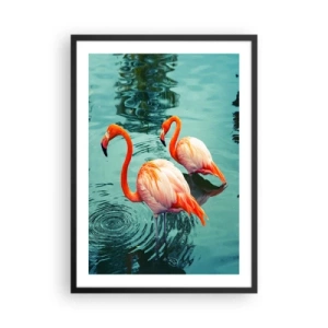 Plakat i sort ramme - To flamingoer mod baggrund af roligt vand - 50x70cm - Vi er nu på mode - Moderne vægdekoration til stue og soveværelse ARTTOR