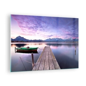 Billede på glas - Grøn båd på en mole med en bjergbaggrund ved solopgang - 70x50cm - Venskabelig stilhed - Moderne vægdekoration til stue og soveværelse ARTTOR