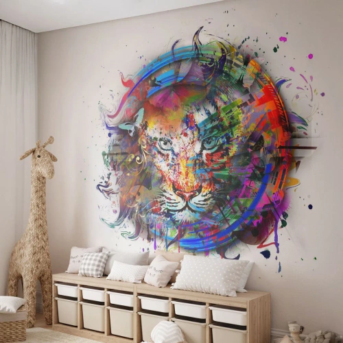 Fototapet Standard Eco - Farverig abstraktion af en tiger på en hvid baggrund - 100x70cm - Lurer bag regnbuens slør - Moderne vægdekoration til stue og soveværelse ARTTOR