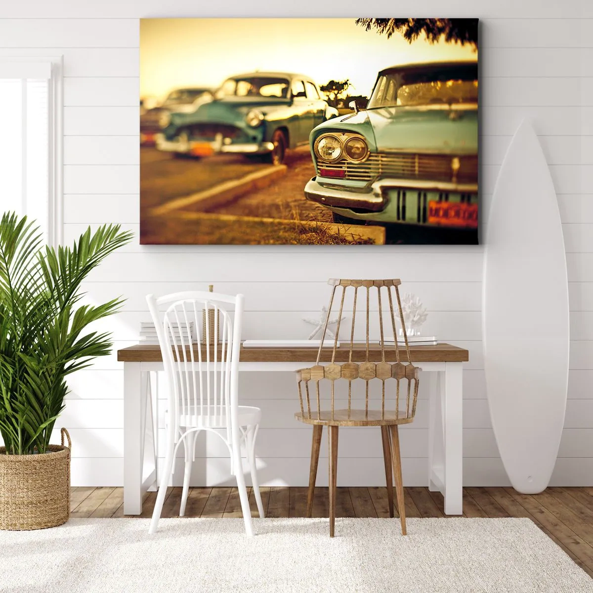 Lærredstryk - Billede på lærred - Klassiske biler i solnedgangens varme lys - 70x50cm - Vi må vente og se - Moderne vægdekoration til stue og soveværelse ARTTOR