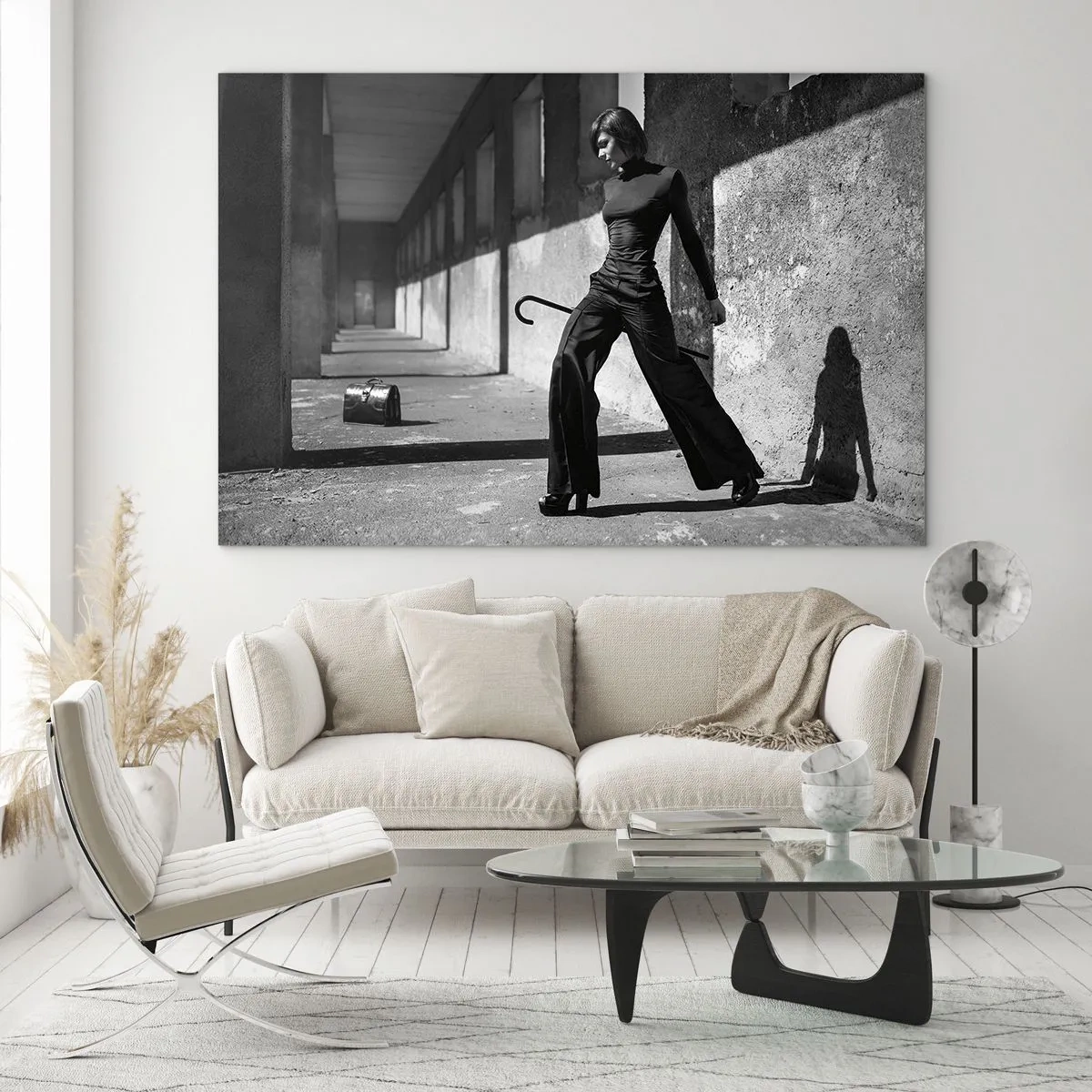 Billede på glas - Sort-hvidt fotografi af en kvinde i et elegant outfit i bymæssige omgivelser. - 70x50cm - Byens elegance - Moderne vægdekoration til stue og soveværelse ARTTOR