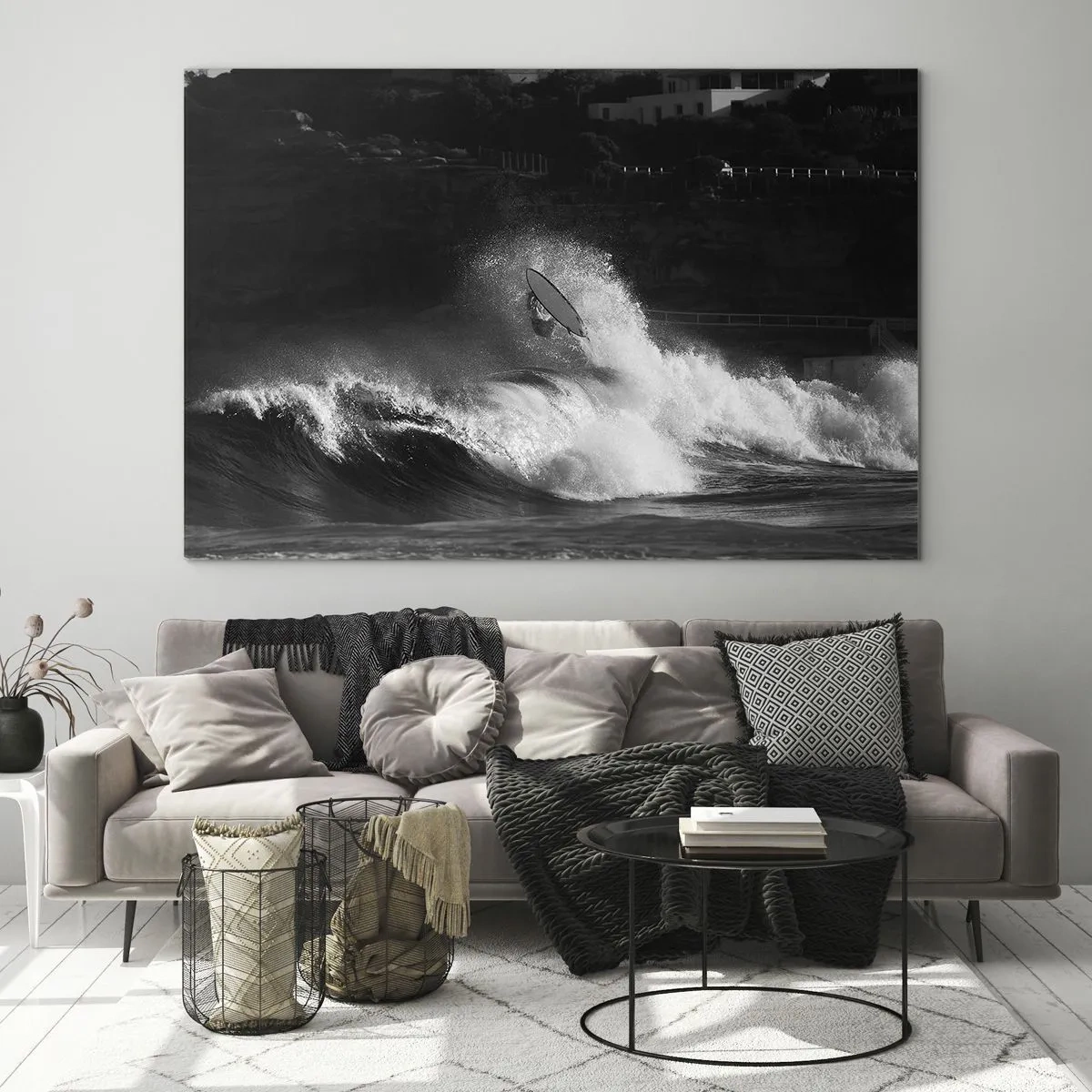Billede på glas - En surfer rider på en bølge fanget i et sort-hvidt fotografi - 70x50cm - Udfordring accepteret! - Moderne vægdekoration til stue og soveværelse ARTTOR