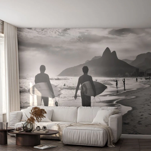 Fototapet Standard Eco - Surfere på stranden ved solnedgang i sort-hvid - 100x70cm - Samba til én bølge - Moderne vægdekoration til stue og soveværelse ARTTOR