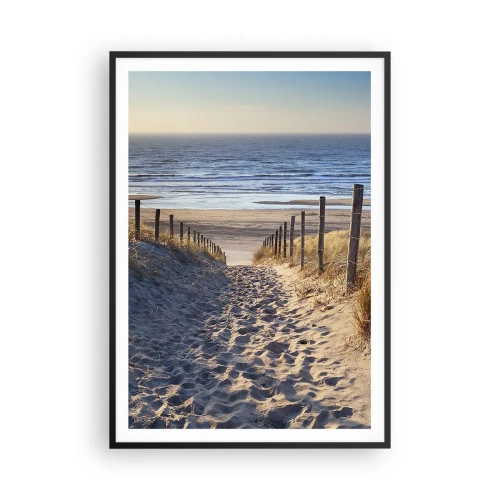 Plakat i sort ramme - Havet brummer, fuglene synger, en vild strand midt i græsset.... - 70x100 cm