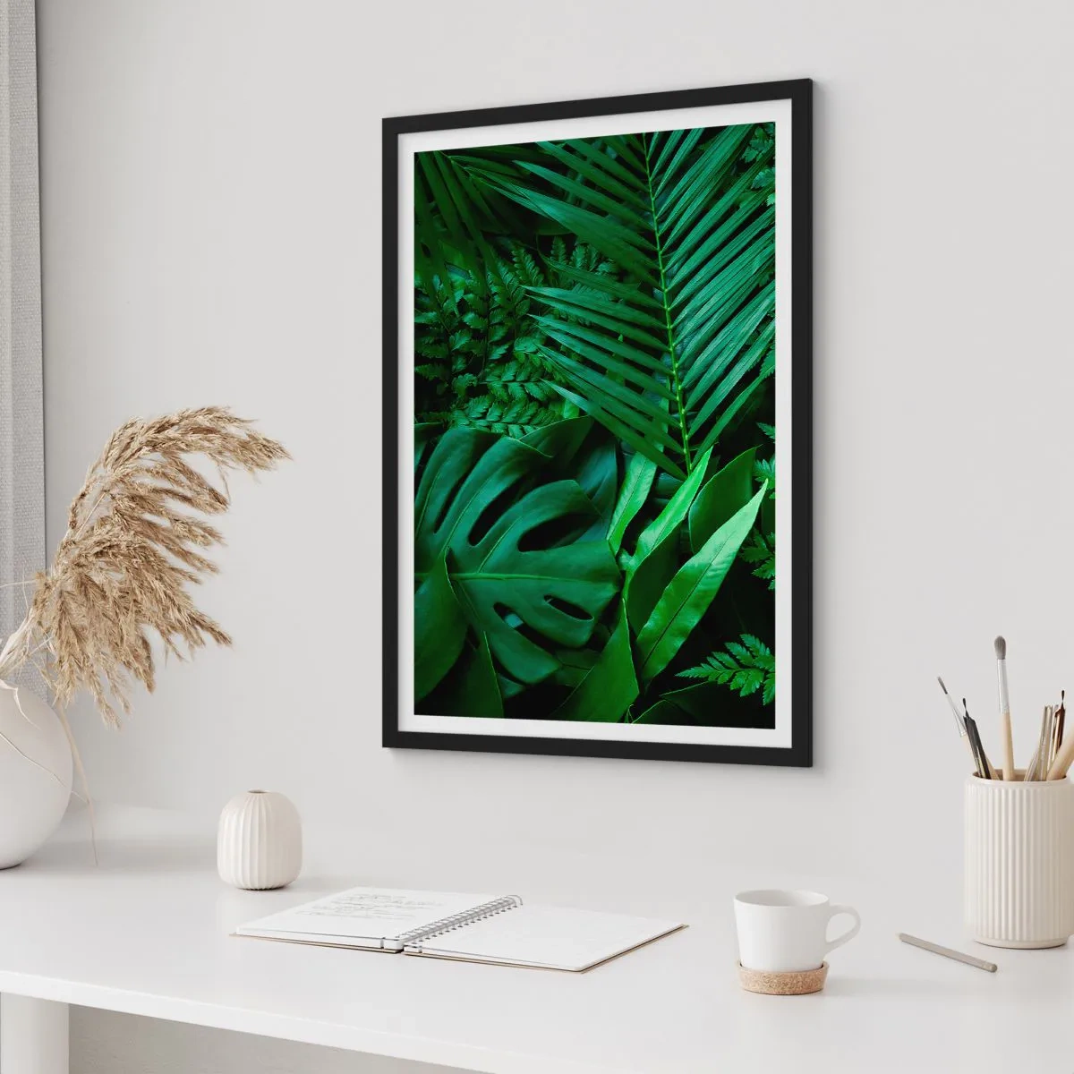 Plakat i sort ramme - Grønne bregner og palmeblade skaber et tropisk mønster - 50x70cm - Kranset i grønt - Moderne vægdekoration til stue og soveværelse ARTTOR