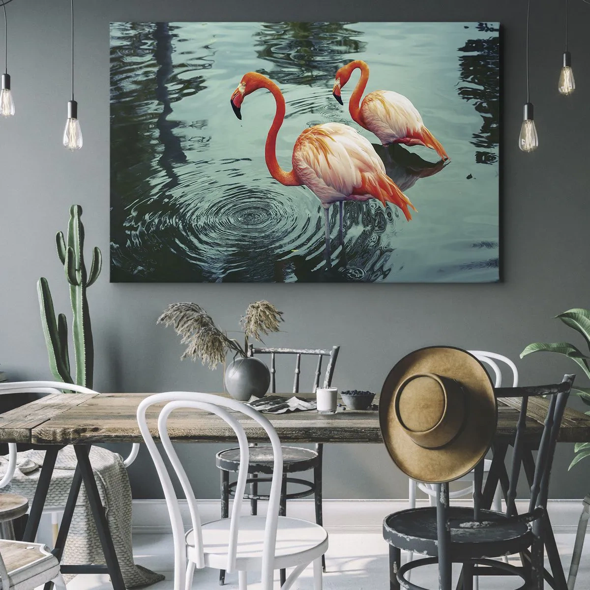 Lærredstryk - Billede på lærred - To flamingoer i det rolige vand, der afspejler deres omgivelser - 70x50cm - Vi er nu på mode - Moderne vægdekoration til stue og soveværelse ARTTOR
