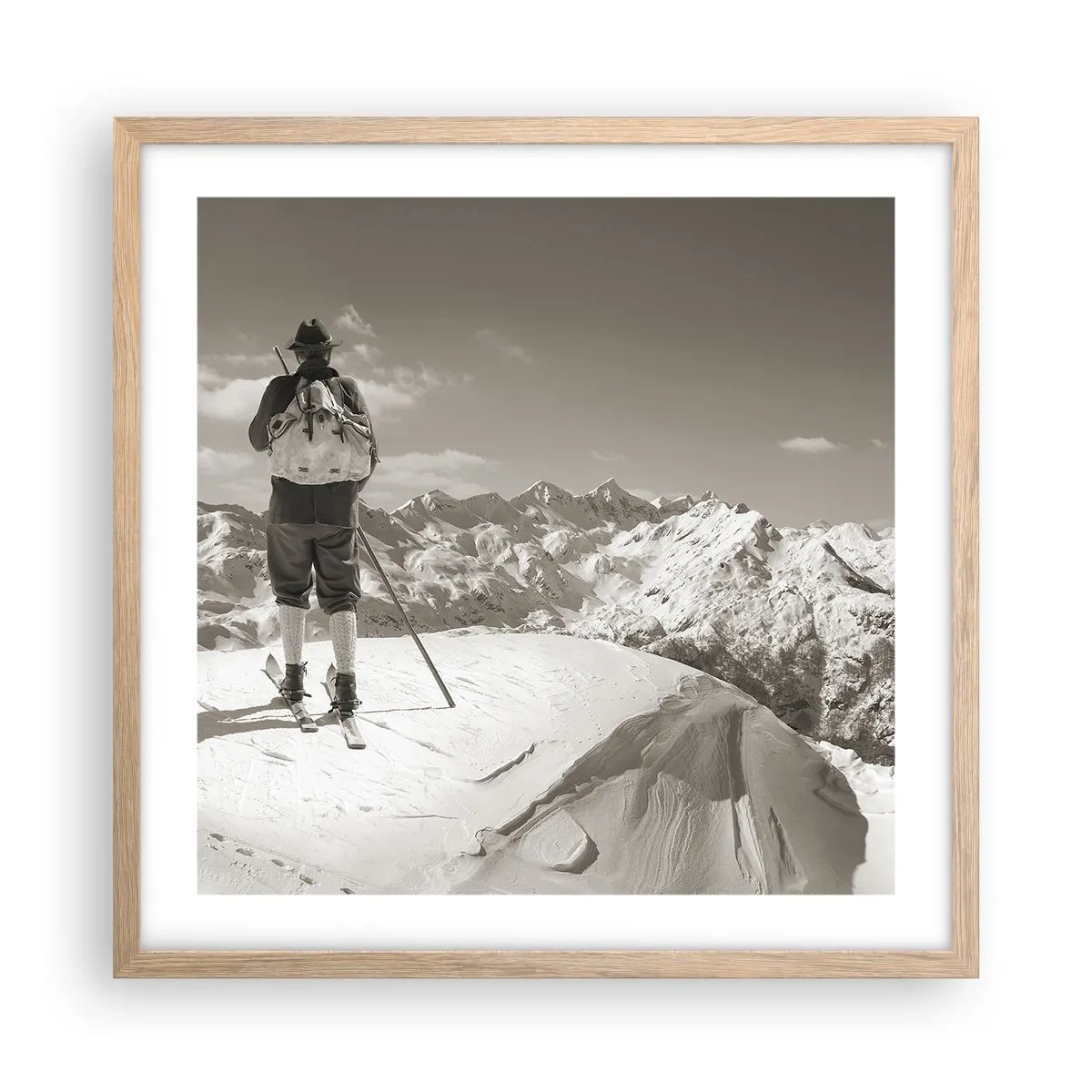 Plakat i ramme af lyst egetræ - Og bjergene er de samme - 50x50 cm