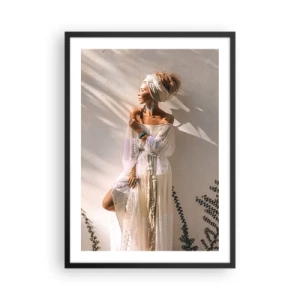 Plakat i sort ramme - Stilfuld kvinde i en boho-kjole mod en lys væg - 50x70cm - Solen og pigen - Moderne vægdekoration til stue og soveværelse ARTTOR