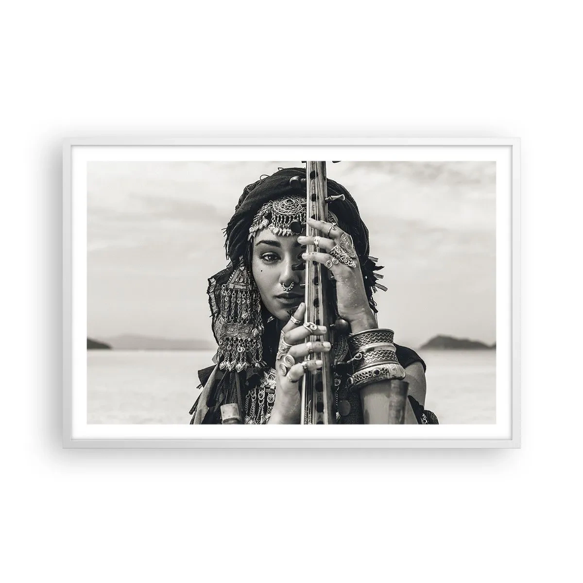 Plakat i hvid ramme - Selve den orientalske musik - 91x61 cm