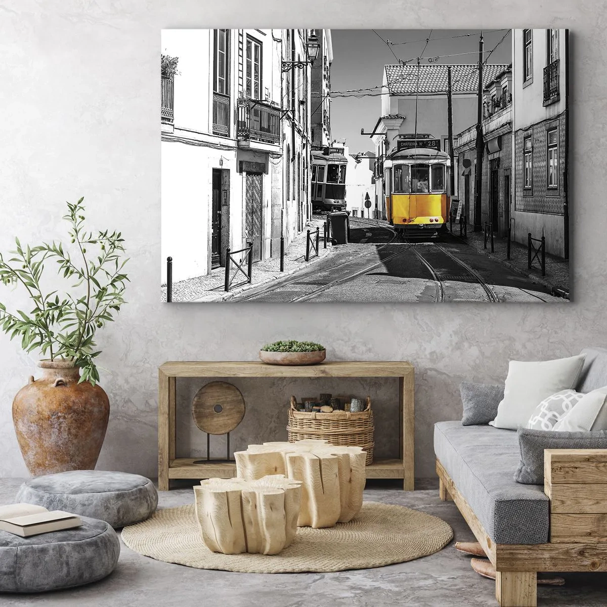 Lærredstryk - Billede på lærred - En gul sporvogn på Lissabons gader i en monokromatisk setting - 70x50cm - Lissabons ånd - Moderne vægdekoration til stue og soveværelse ARTTOR