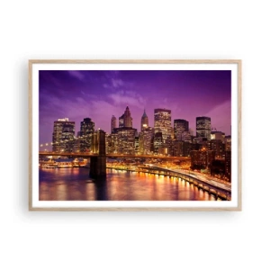 Plakat i ramme af lyst egetræ - Lilla og gylden Manhattan - 100x70 cm