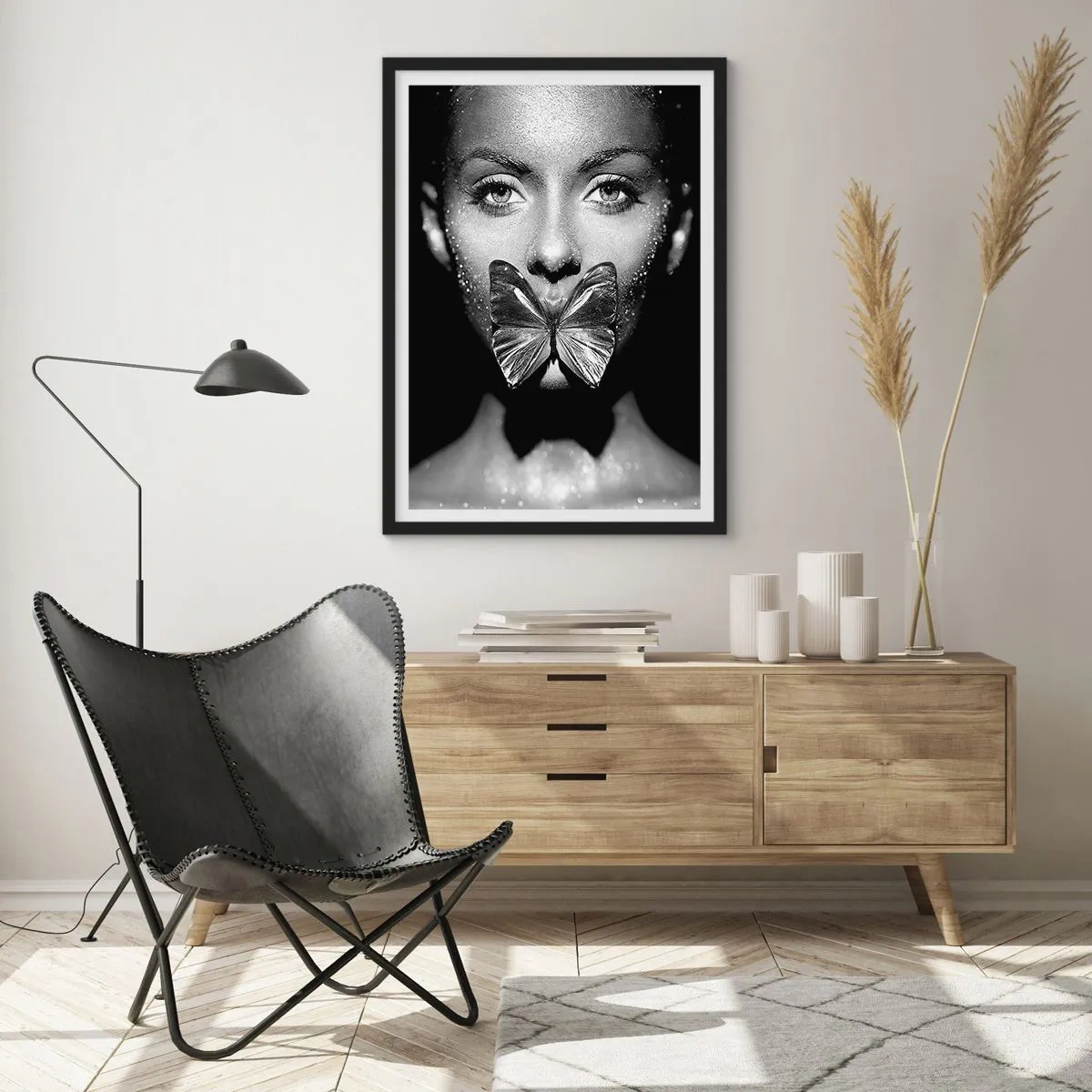 Plakat i sort ramme - Portræt af en kvinde med en sommerfugl på læberne i sort-hvid - 50x70cm - Sommerfuglekys - Moderne vægdekoration til stue og soveværelse ARTTOR