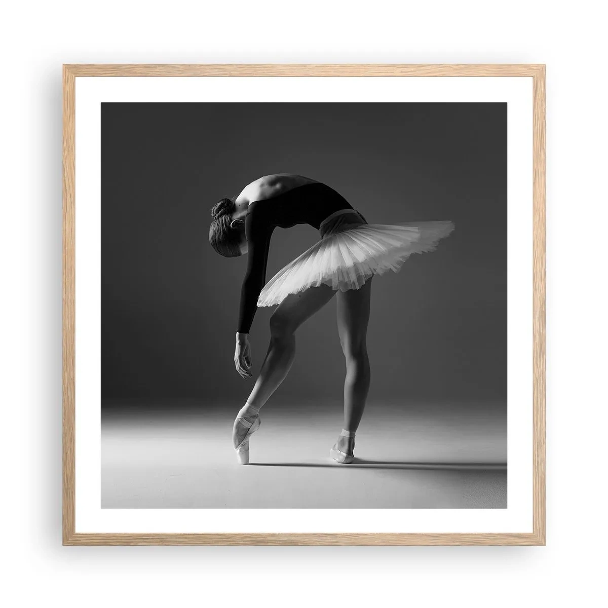 Plakat i ramme af lyst egetræ - Bella balerina - 60x60 cm