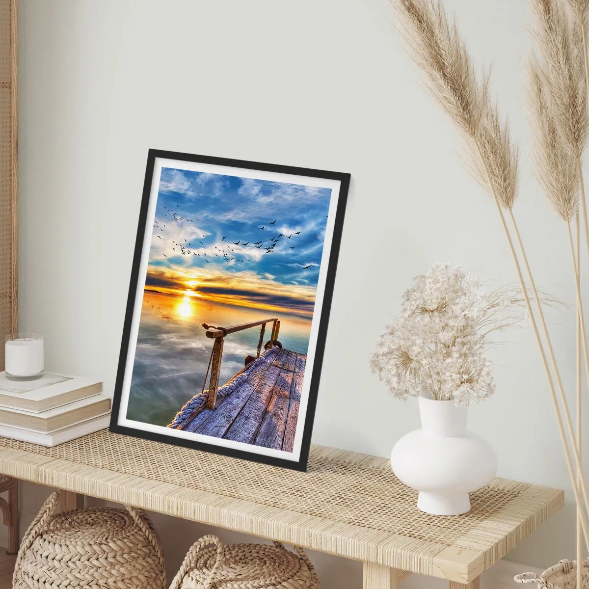 Plakat i sort ramme - Træbro over søen ved solnedgang - 50x70cm - Vinden går til ro - Moderne vægdekoration til stue og soveværelse ARTTOR