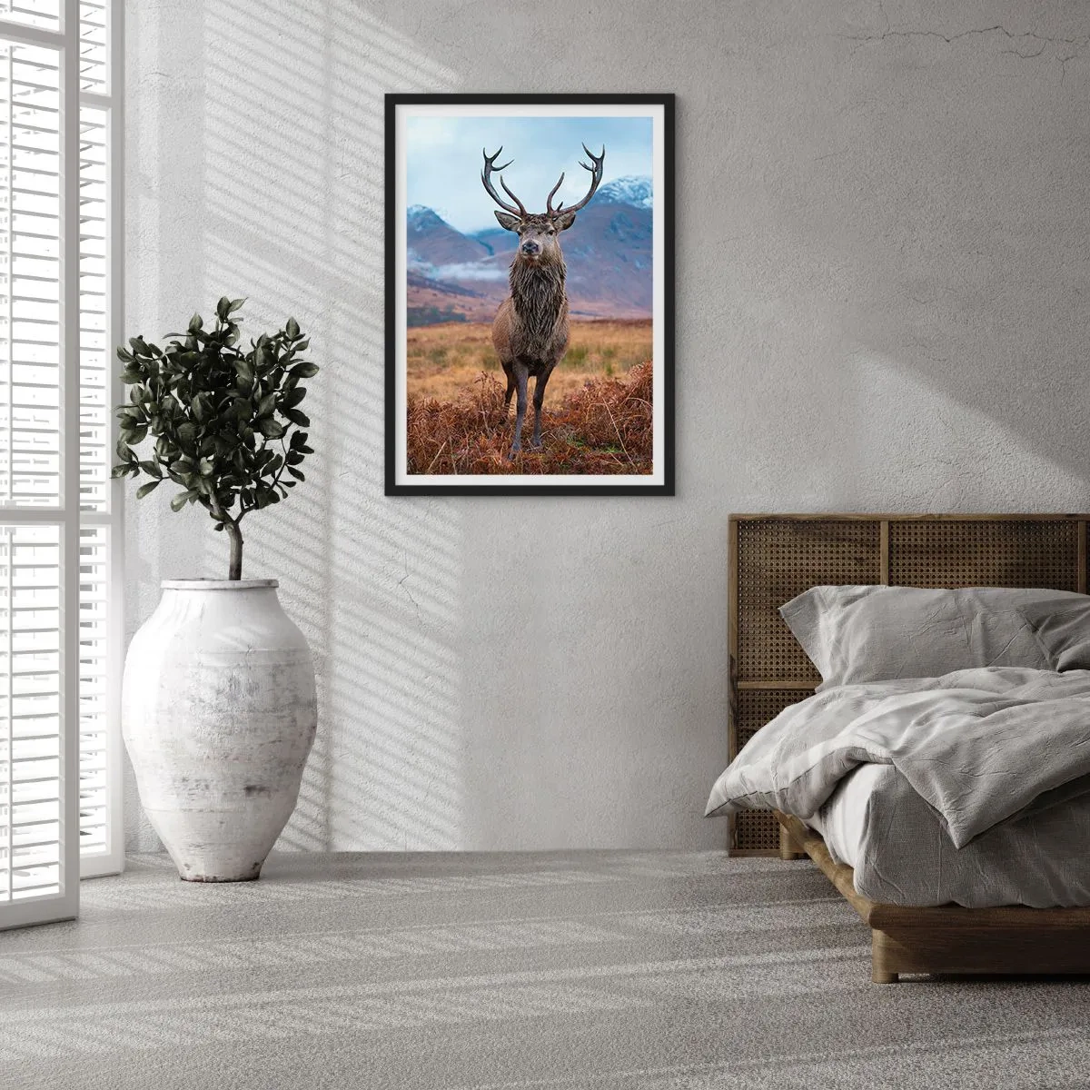 Plakat i sort ramme - En stolt hjort mod en bjergbaggrund - 50x70cm - På deres egen jord - Moderne vægdekoration til stue og soveværelse ARTTOR