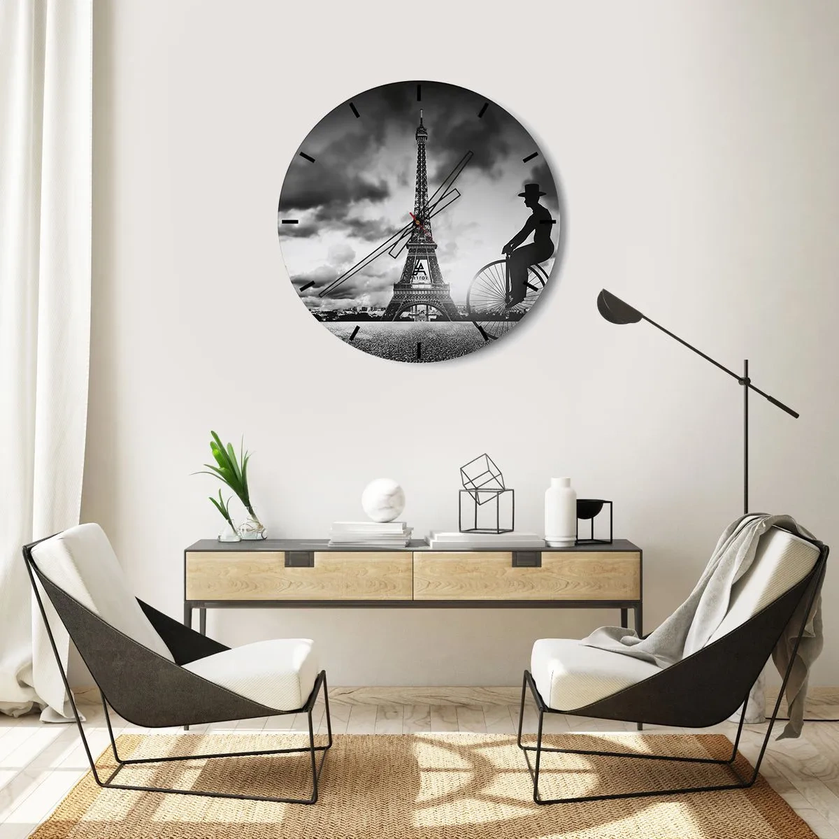 Vægur, Uret - Eiffeltårnet med en cyklist mod en dramatisk himmel - 30x30cm - Længsel efter Belle Epoque - Moderne vægdekoration til stue, køkken og soveværelse ARTTOR