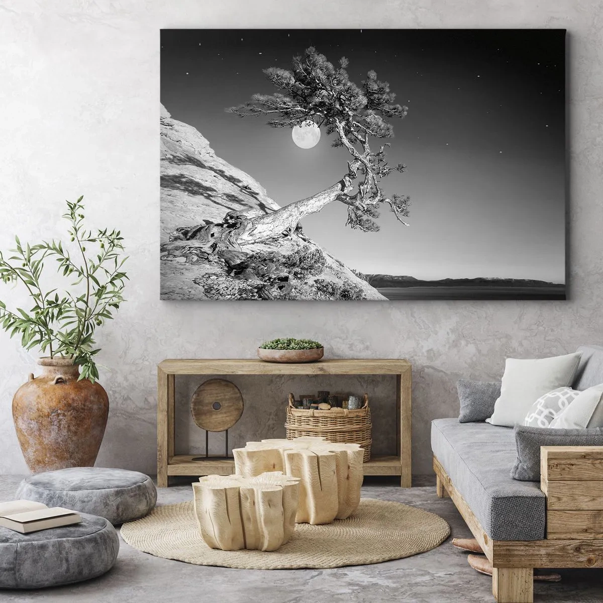 Lærredstryk - Billede på lærred - Sort-hvidt træ på en klippe med månen i baggrunden - 70x50cm - Den sejrrige kriger - Moderne vægdekoration til stue og soveværelse ARTTOR