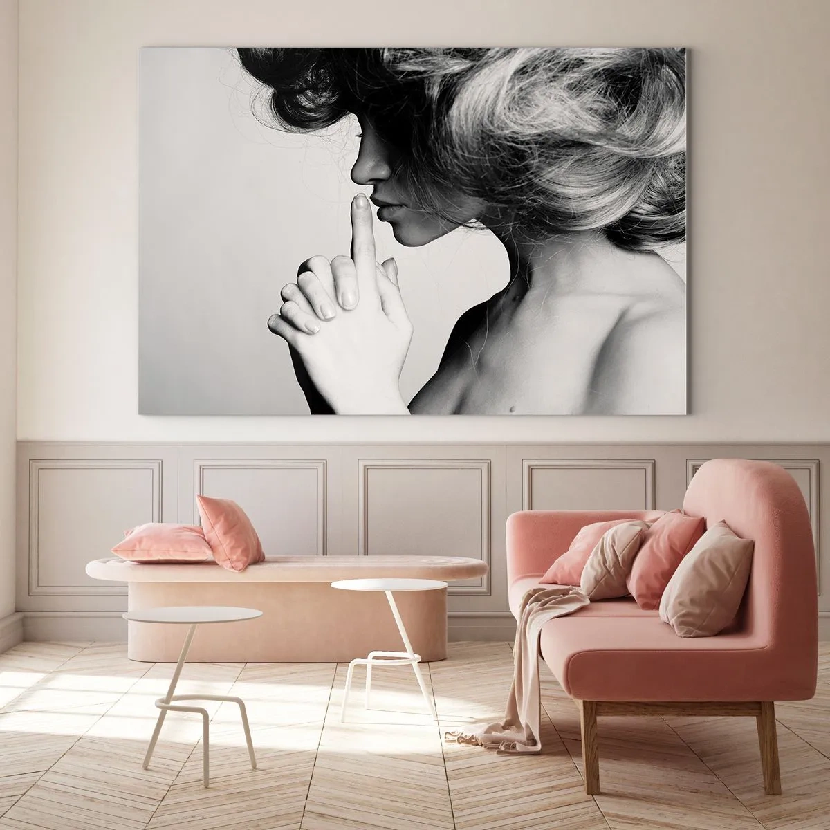 Billede på glas - En kvinde på et sort-hvidt fotografi gestikulerer for stilhed - 70x50cm - Lyt til sig selv - Moderne vægdekoration til stue og soveværelse ARTTOR