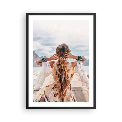 Plakat i sort ramme - Kvinde i boho-kjole med udsigt over havet - 50x70cm - På vej mod lykken - Moderne vægdekoration til stue og soveværelse ARTTOR