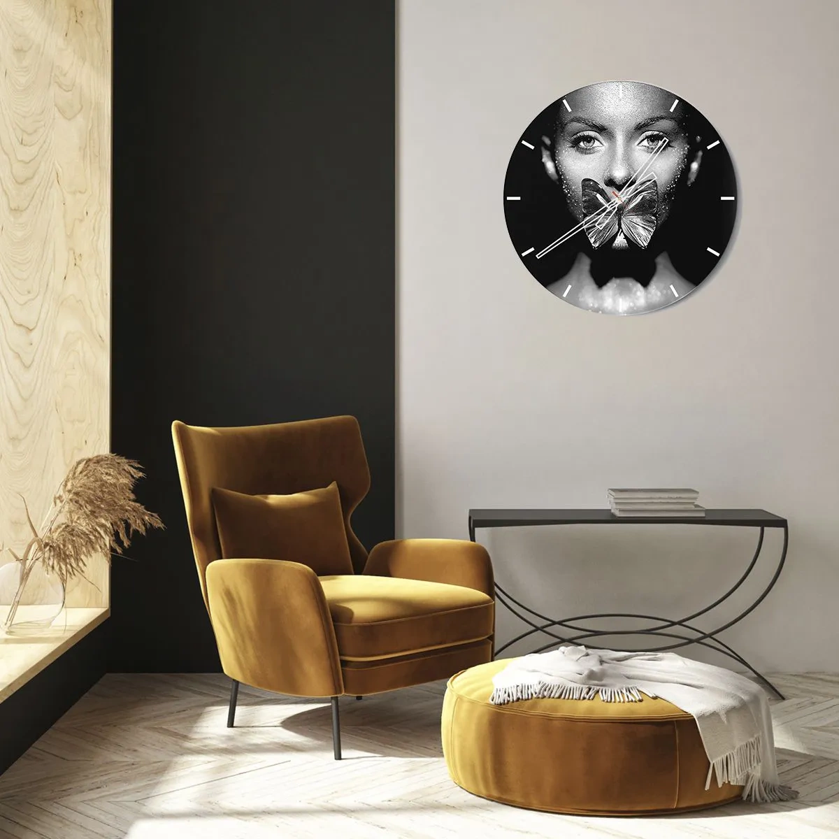 Vægur, Uret - Sort og hvid kvindes ansigt med en sommerfugl på læberne - 30x30cm - Sommerfuglekys - Moderne vægdekoration til stue, køkken og soveværelse ARTTOR