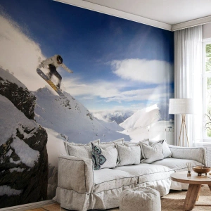 Fototapet Standard Eco - En snowboarder hopper ud fra en klippe mod et bjerglandskab - 100x70cm - Frihed uden grænser - Moderne vægdekoration til stue og soveværelse ARTTOR