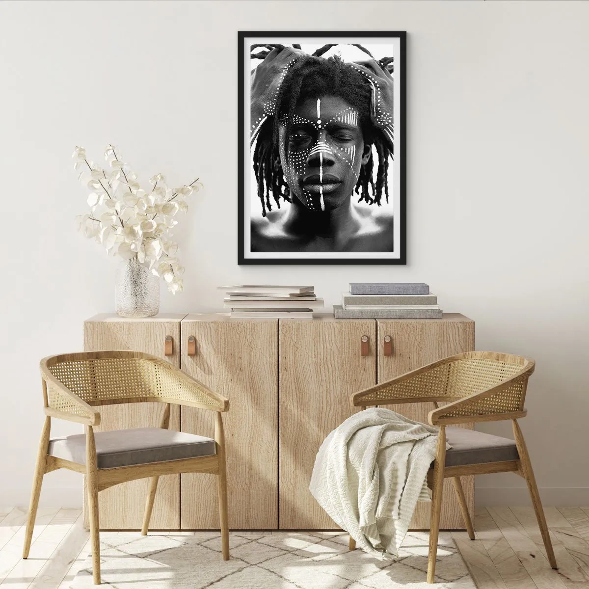 Plakat i sort ramme - En mand med hvide malerier på sit ansigt og sine hænder - 50x70cm - Hvor er du? - Moderne vægdekoration til stue og soveværelse ARTTOR
