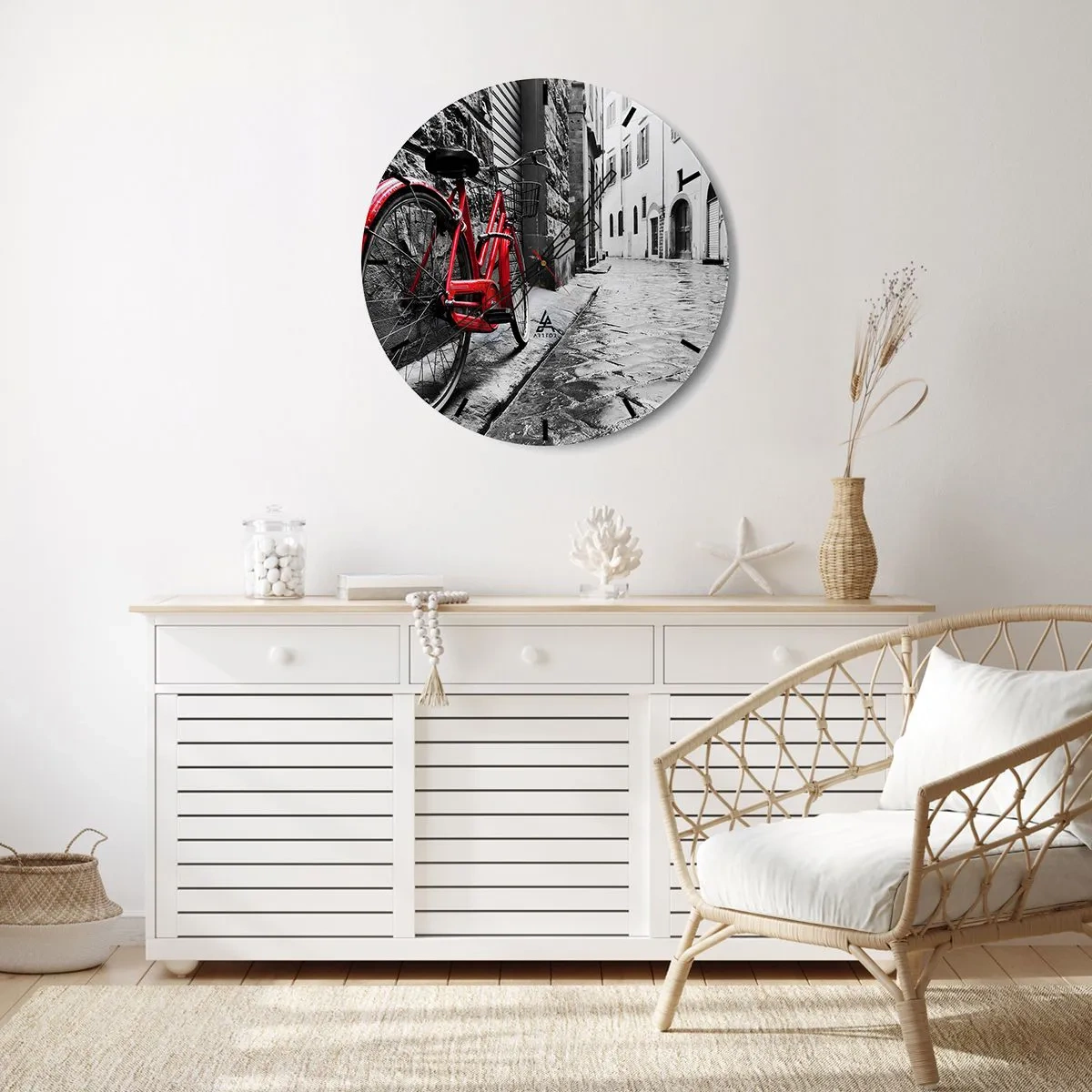Vægur, Uret - En rød cykel mod en sort og hvid gade - 30x30cm - Ægte skønhed ældes ikke - Moderne vægdekoration til stue, køkken og soveværelse ARTTOR