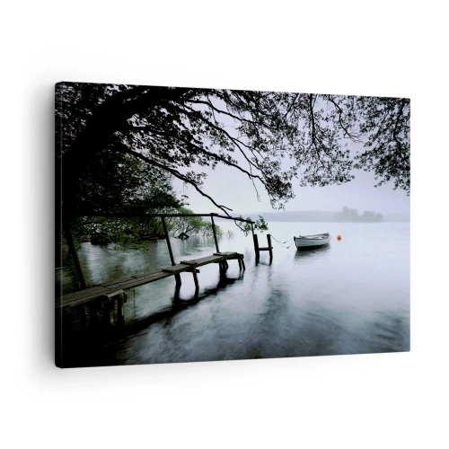 Lærredstryk - Billede på lærred - En mole over vandet med en båd i baggrunden omgivet af et tåget landskab - 70x50cm - Du hviler allerede - Moderne vægdekoration til stue og soveværelse ARTTOR