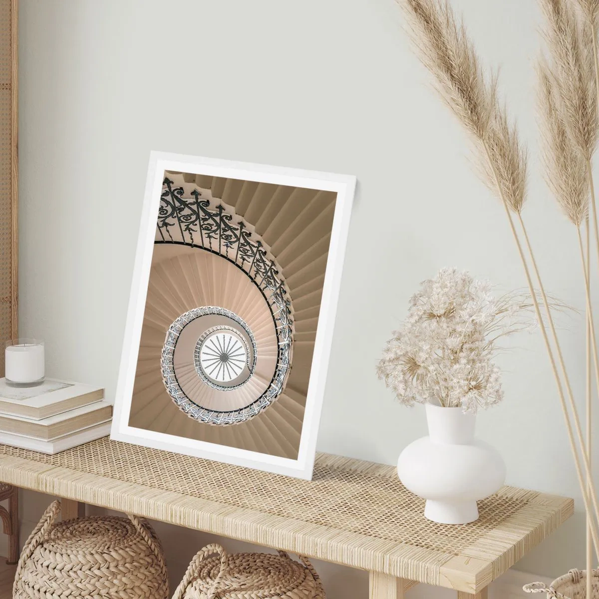 Plakat i hvid ramme - I midten af en skal - 61x91 cm