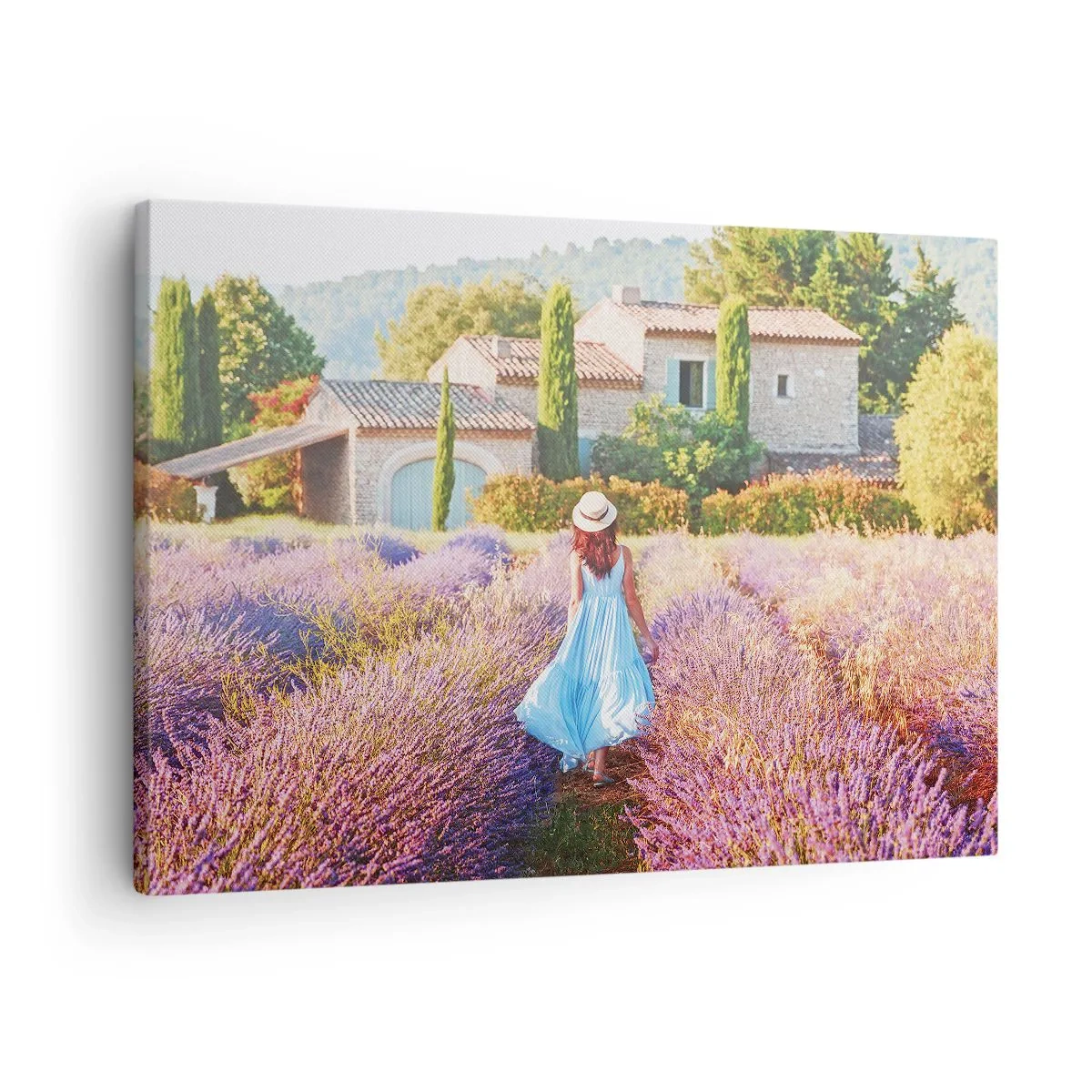 Lærredstryk - Billede på lærred - En kvinde i en blå kjole går gennem en lavendelmark med udsigt til et hus. - 70x50cm - Lavendel pige - Moderne vægdekoration til stue og soveværelse ARTTOR