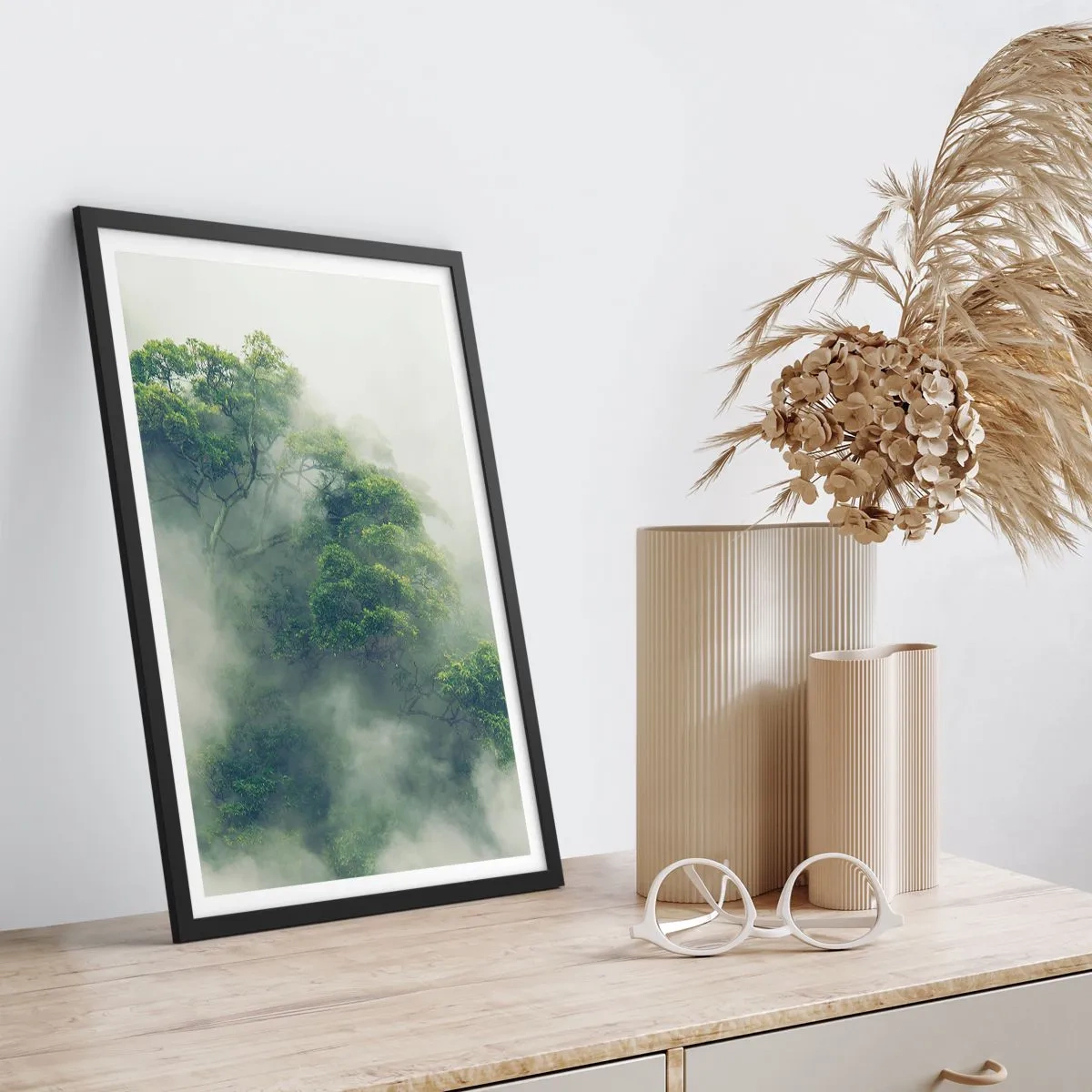 Plakat i sort ramme - Grønne trætoppe skjult i tyk, mystisk tåge - 50x70cm - Pakket ind i tåge - Moderne vægdekoration til stue og soveværelse ARTTOR