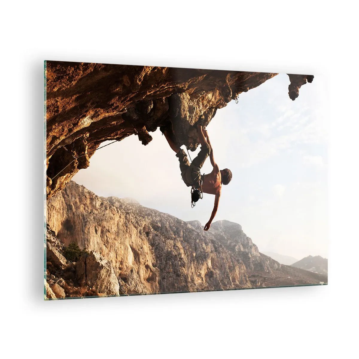 Billede på glas - Klatring af en lodret klippe i et bjerglandskab - 70x50cm - Verden skrumpede ind i en håndfuld på en klippeskrænt - Moderne vægdekoration til stue og soveværelse ARTTOR