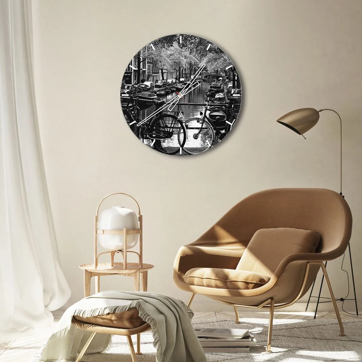 Vægur, Uret - Sort-hvid udsigt over en kanal med cykler i Amsterdam - 30x30cm - En meget hollandsk udsigt - Moderne vægdekoration til stue, køkken og soveværelse ARTTOR