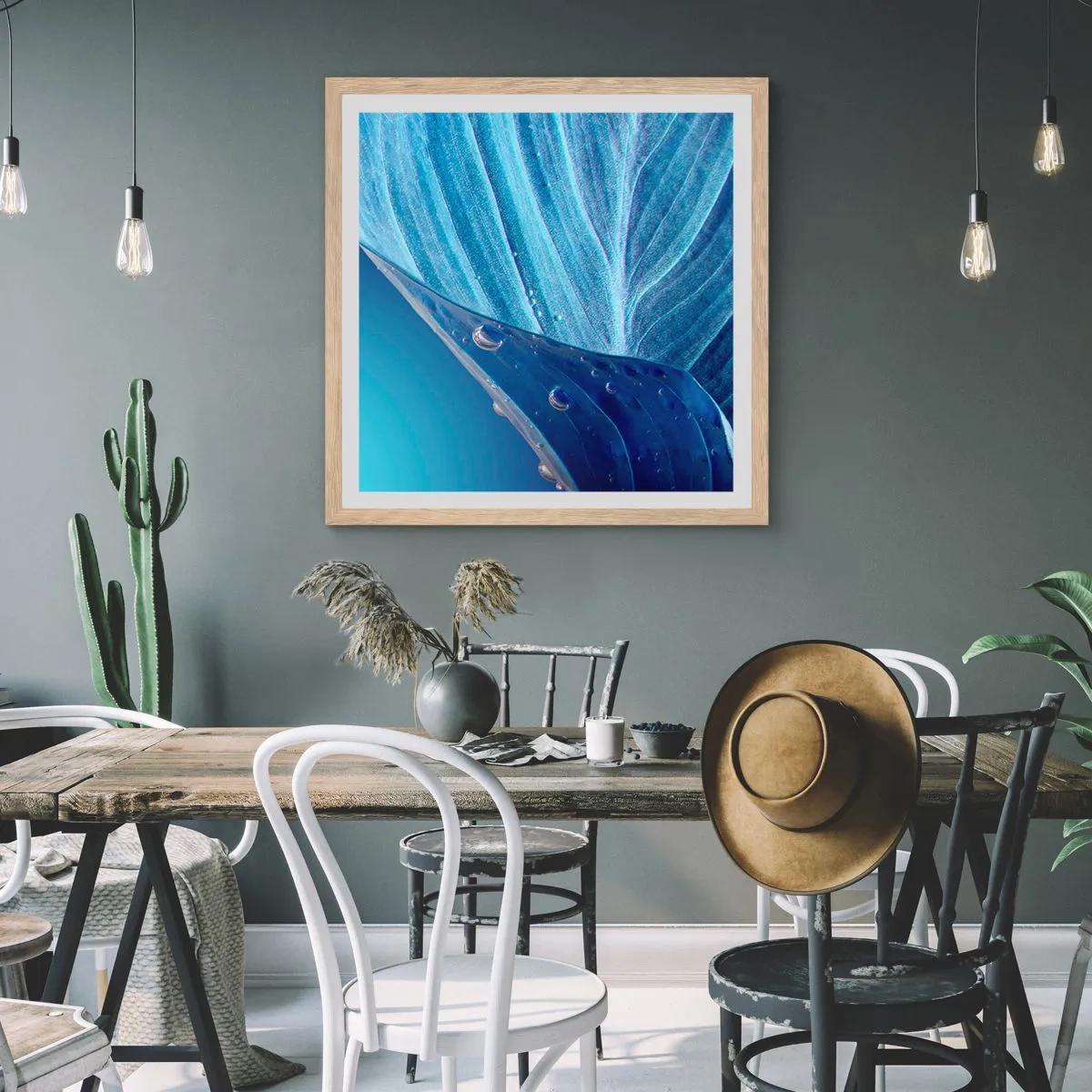 Plakat i ramme af lyst egetræ - Skjulte dråber af blåt - 60x60 cm