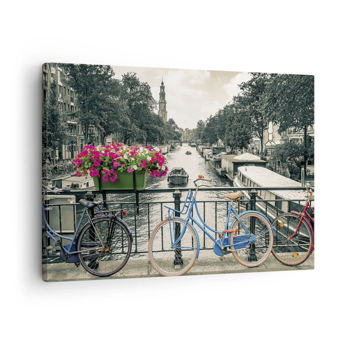 Lærredstryk - Billede på lærred - En bro med cykler og blomster over en kanal i Amsterdam - 70x50cm - Farverne i Amsterdams gader - Moderne vægdekoration til stue og soveværelse ARTTOR