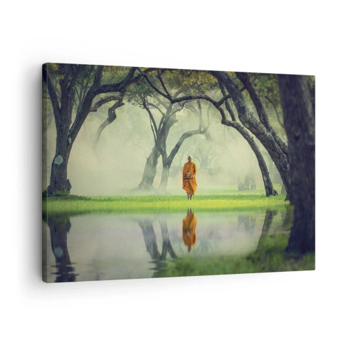 Lærredstryk - Billede på lærred - En munk i en orange kåbe i en skov med en tåget baggrund og spejling i vandet. - 70x50cm - På vej mod oplysning - Moderne vægdekoration til stue og soveværelse ARTTOR