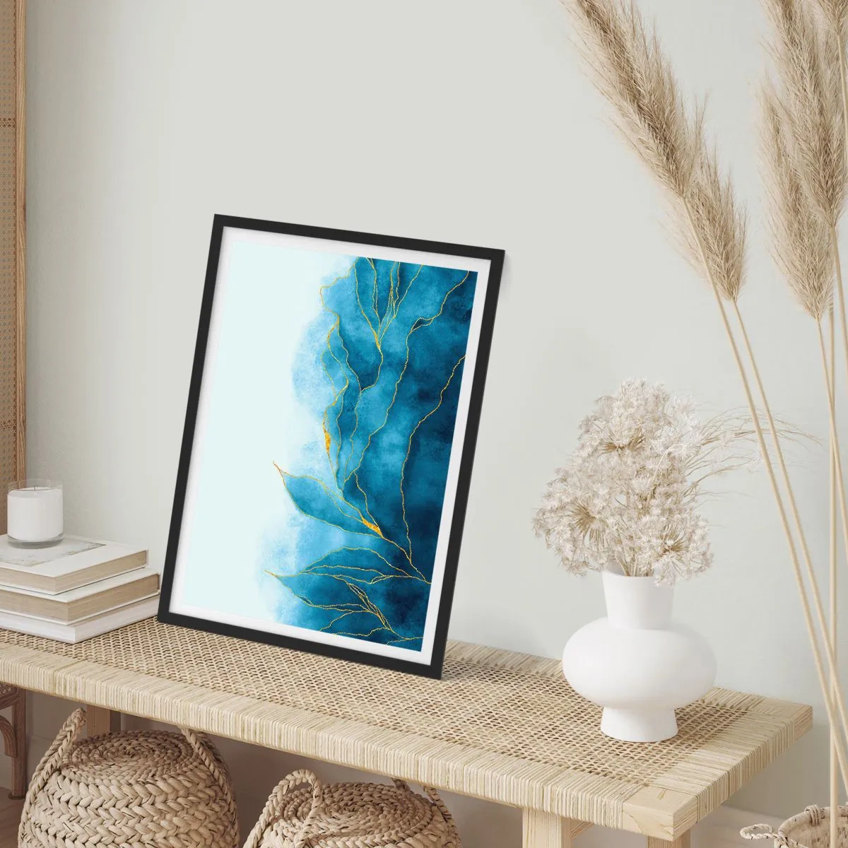Plakat i sort ramme - En abstrakt komposition i blå nuancer med gyldne linjer. - 50x70cm - Blå i guld - Moderne vægdekoration til stue og soveværelse ARTTOR