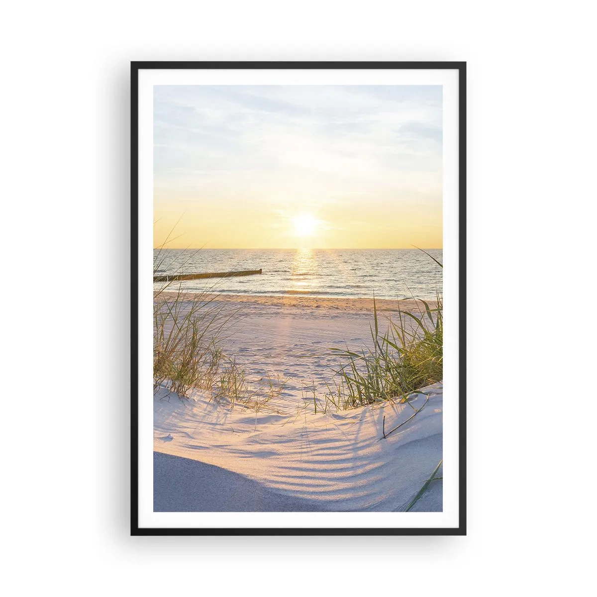 Plakat i sort ramme - Havet brummer, fuglene synger, en vild strand midt i græsset.... - 70x100 cm