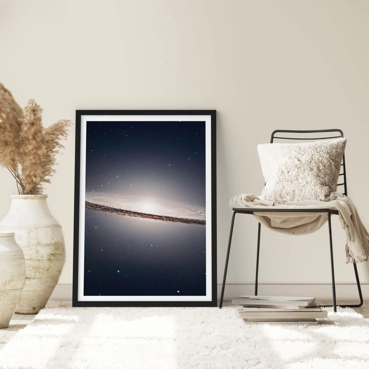 Plakat i sort ramme - En monumental spiralgalakse mod rummets baggrund - 50x70cm - Der var engang i en galakse langt, langt borte.... - Moderne vægdekoration til stue og soveværelse ARTTOR