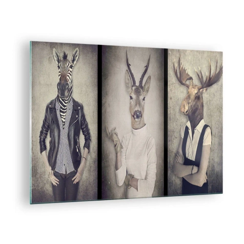 Billede på glas - Tre dyrefigurer i mennesketøj mod en neutral baggrund - 70x50cm - Lad gestikulationerne tale - Moderne vægdekoration til stue og soveværelse ARTTOR