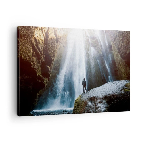 Lærredstryk - Billede på lærred - En figur mod baggrunden af et majestætisk vandfald i en klippefyldt kløft - 70x50cm - Genskabelse af proportioner - Moderne vægdekoration til stue og soveværelse ARTTOR