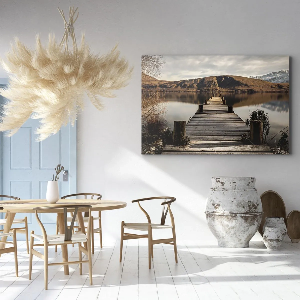 Lærredstryk - Billede på lærred - En træmole over en sø omgivet af maleriske bakker - 70x50cm - Et landskab i stilhed - Moderne vægdekoration til stue og soveværelse ARTTOR