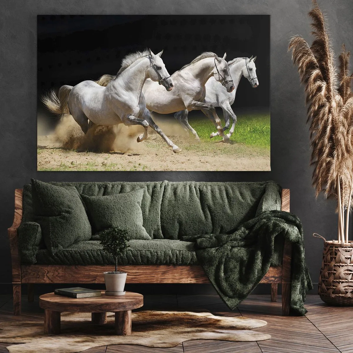 Lærredstryk - Billede på lærred - Tre hvide heste galoperer hen over sand og græs - 70x50cm - Tre Nåder - Moderne vægdekoration til stue og soveværelse ARTTOR